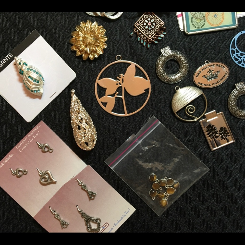 Lot of (18) metal pendants ,  (2) brooches. - Picture 8 of 8